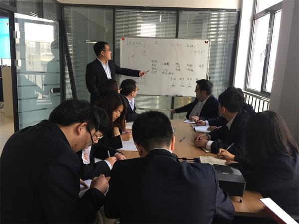 九游老哥J9俱乐部电商沈阳运营中心经理金帅为大家讲解企业文化精神.jpg 九游老哥J9俱乐部电商沈阳运营中心经理金帅为大家讲解企业文化精神.jpg