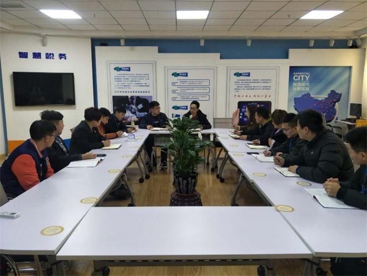 郝总做会议指导.jpg 郝总做会议指导.jpg