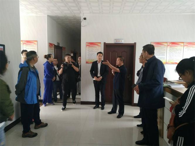 九游老哥J9俱乐部电商参加市产业扶贫现场会议